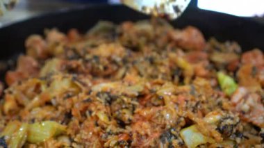 Kore usulü kızarmış pilav ve lahana kimchi yosunu ve gochujang sosu 4k.
