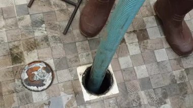 Ev atıklarından oluşan boş depolama tankına kanalizasyon bakım borusu 4k