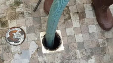 Ev atıklarından oluşan boş depolama tankına kanalizasyon bakım borusu 4k