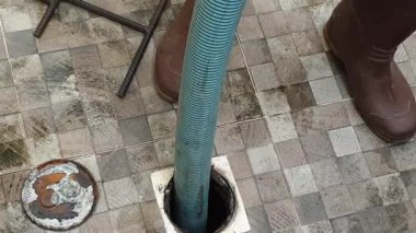 Ev atıklarından oluşan boş depolama tankına kanalizasyon bakım borusu 4k