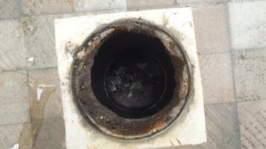 Kanalizasyon lağım çukurunun yakın çekim görüntüsü.