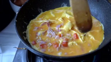 Teflon tavayla omlet pişirme ev yapımı yumurta yemeği.