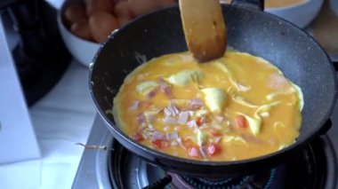 Teflon tavayla omlet pişirme ev yapımı yumurta yemeği.