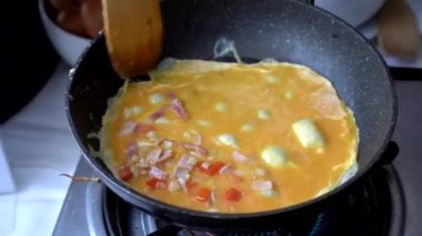 Teflon tavayla omlet pişirme ev yapımı yumurta yemeği.