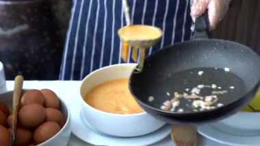Teflon tavayla omlet pişirme ev yapımı yumurta yemeği.
