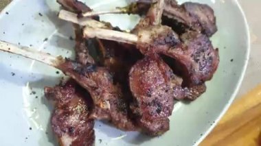 Izgara kuzu pirzola ve kemik bitkisi. Kızarmış yemek.