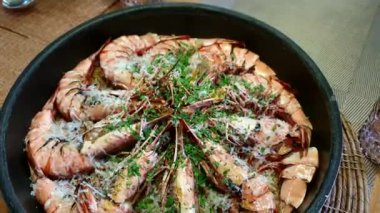 İtalyan usulü karidesli İtalyan usulü risotto ve karidesli makarna.
