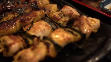 Japon yemeği izakaya yakitori tavuk şiş bbq çubuğu.
