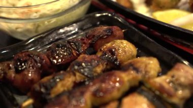 Japon yemeği izakaya yakitori tavuk şiş bbq çubuğu.