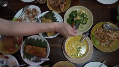 Tayland yemeklerinin üst görüntüsünü paylaşıp Tayland 4k 'ında baharatlı lezzetli yemekler yiyorlar.