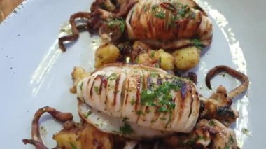 Mürekkepbalığı kalamar ızgarası ve patates yakın deniz ürünleri tabağı 4k