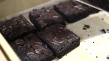 Browni tepsisi pastanesinde tatlı çikolatalar sergileniyor.
