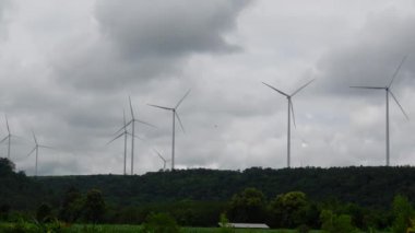 Rüzgar türbini sürdürülebilir yeşil enerji çalışması güneş şartları 4k olmadan