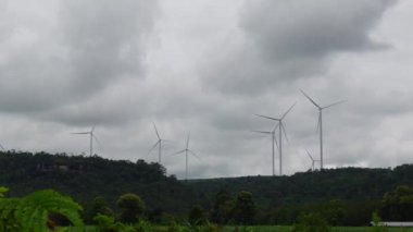 Rüzgar türbini sürdürülebilir yeşil enerji çalışması güneş şartları 4k olmadan