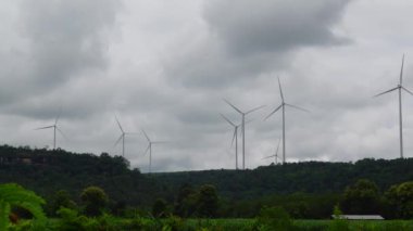 Rüzgar türbini sürdürülebilir yeşil enerji çalışması güneş şartları 4k olmadan