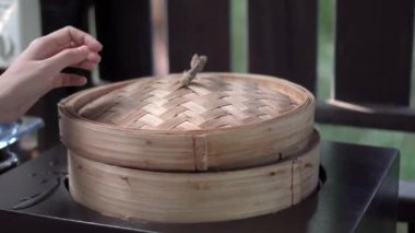 Çin yemeği için buharda pişirilmiş bambu sepeti Bao Dim Sum.