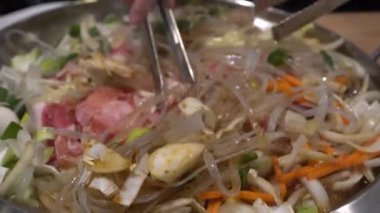 Kore yemekleri buğday şehriyeli domuz eti pişirirken Pan Kore 'de büyük boy 4K ateşlendi.