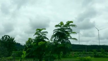 Rüzgâr tarlası elektrik jeneratörü bulutlu günde 24 saat temiz enerji