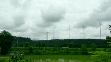 Rüzgâr tarlası elektrik jeneratörü bulutlu günde 24 saat temiz enerji