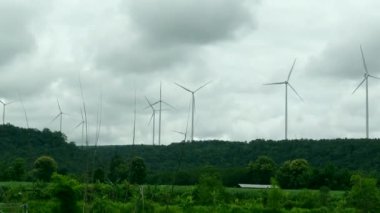 Rüzgâr tarlası elektrik jeneratörü bulutlu günde 24 saat temiz enerji