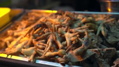 Doğranmış domuz organları soya sosuyla kaynatılmış Kore sokak yemekleri, Seul Kore 4k