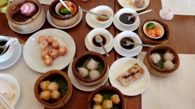 Çin Dim Sum 'unu Asya restoranından yemek.