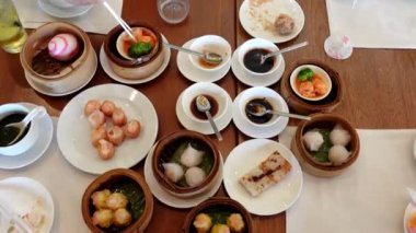 Çin Dim Sum 'unu Asya restoranından yemek.