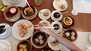 Çin Dim Sum 'unu Asya restoranından yemek.