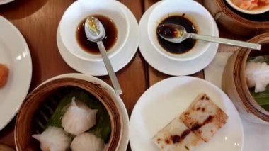 Çin Dim Sum 'unu Asya restoranından yemek.