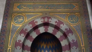 Mihrab Niche Mısır Camii 4k 'deki dekoratif altın desenli detayları ayrıntılarıyla anlatıyor.