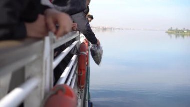 Mısır 22 Aralık 2019 Nil nehri gezisi Mısırlı küçük tekneden atılan turistlere hediyelik eşya sattı.