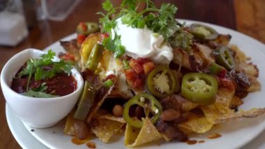 Meksika usulü biftek, acılı cips ve salsa jelapeno peyniri latin aperatifi. 