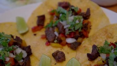 Çoğunlukla mısır tortilla taco elleri Meksika yemek sokağı salsa yeşil jelapeno sosu yiyorlar.