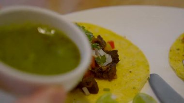 Çoğunlukla mısır tortilla taco elleri Meksika yemek sokağı salsa yeşil jelapeno sosu yiyorlar.