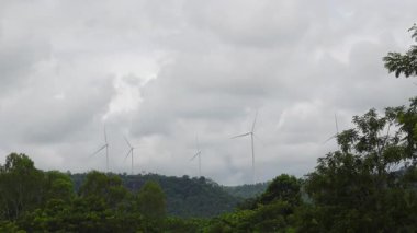 Dağlık kırsal alanda rüzgar türbini temiz yeşil enerji alanı 4k