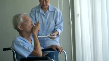 Hastanedeki yaşlı bir çift hasta kocaya göz kulak oluyor.