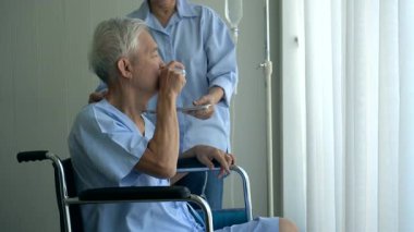 Hastanedeki yaşlı bir çift hasta kocaya göz kulak oluyor.