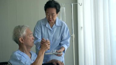 Hastanedeki son sınıf Asyalı çift hasta kocasına iyi bak.