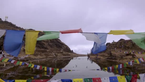 Flagi Buddyjskie Pobliżu Stawu — Wideo stockowe