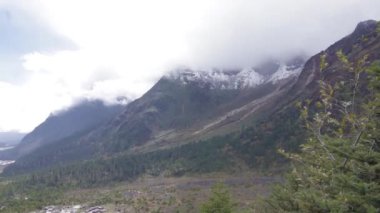 Gökyüzü manzaralı yeşil kayalık kanyon dağlarının havadan manzarası