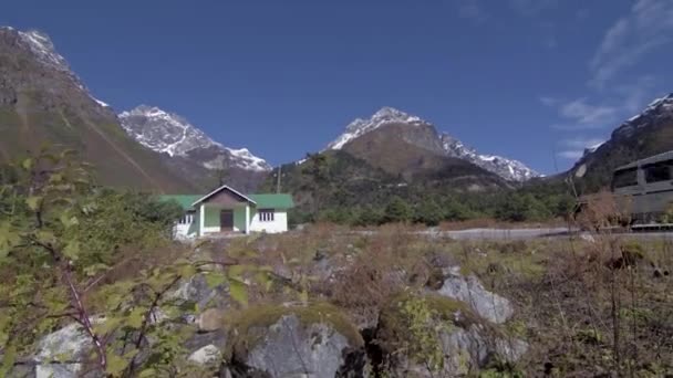 Yeşil Kayalık Kanyon Dağlarının Hava Manzarası Gün Batımı Gökyüzü Tepeler — Stok video