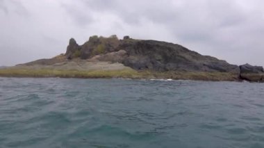 Alçak hava manzaralı cennet manzaralı dağ adası tropikal tatil köyü dalış taşı deniz manzarası.