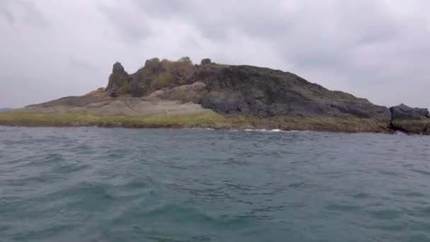 Luftaufnahme Malerische Berginsel Tropisches Resort Tauchgang Steinküste Meereslandschaft — Stockvideo
