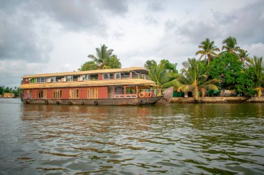 Büyük bir tekne Alappuzha Alleppey Kerala 'da durgun sularda sörf yapıyor. 
