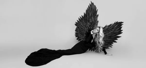 Εκπληκτική Ξανθιά Γυναίκα Κομψό Μακρύ Μαύρο Φόρεμα Και Μεγάλα Φτερά — Φωτογραφία Αρχείου