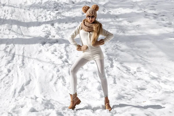 Zimowa Moda Piękna Modelka Nosi Biały Strój Zimowy Beżową Czapkę — Zdjęcie stockowe