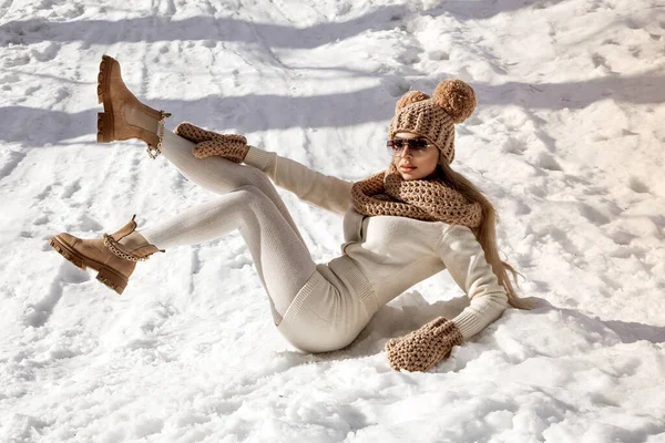 Зимняя Одежда Красивая Модель Носит Белый Зимний Наряд Бежевую Шапочку — стоковое фото