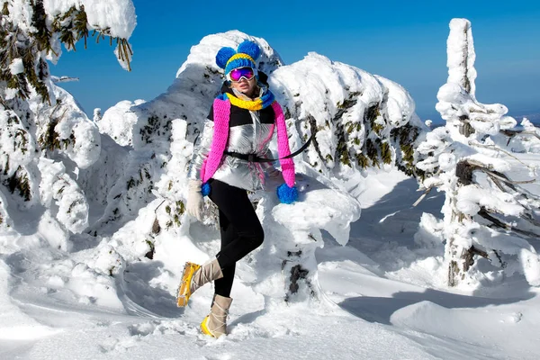 Moda Inverno Mulher Bonita Está Usando Jaqueta Prata Óculos Esqui — Fotografia de Stock