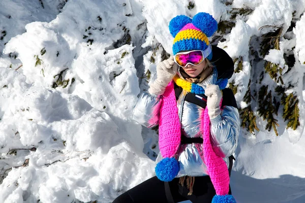 Vintermode Smuk Kvinde Iført Sølvjakke Skibriller Farverig Hue Tørklæde Bjergbestigning - Stock-foto