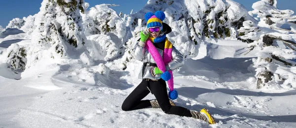 冬のファッション 美しい女性は 銀のジャケット スキーゴーグル カラフルなビーニーとスカーフを着ています ポーランドのシュレンシア — ストック写真